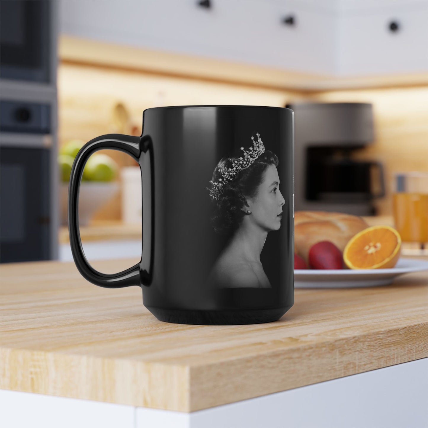 Queen Elizabeth II Memorial Black Mug – E II R Tribute Design (1926–2022)