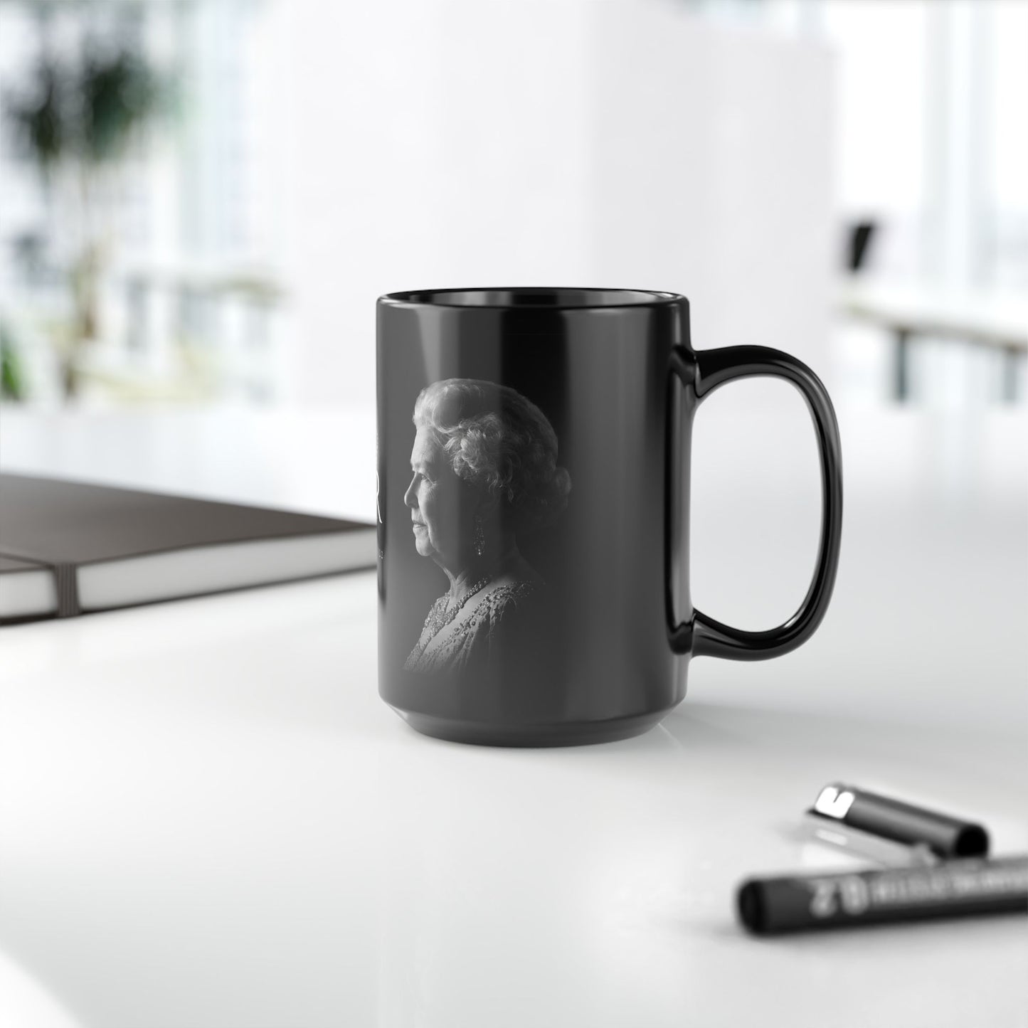Queen Elizabeth II Memorial Black Mug – E II R Tribute Design (1926–2022)